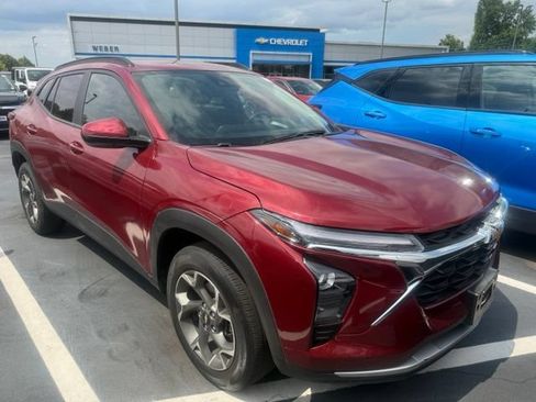 Used 2025 Chevrolet Trax LT w/ LT Convenience Package FWD image 2