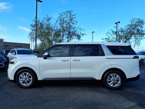 Used 2024 Kia Carnival LX image 3