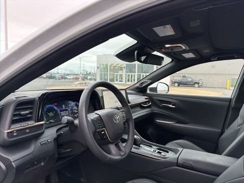 Certified 2023 Toyota Crown Limited image 15