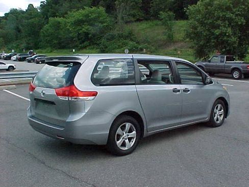 Used 2011 Toyota Sienna w/ Towing Pkg FWD image 9