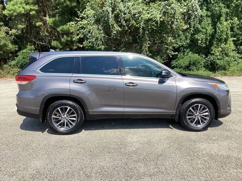 Used 2019 Toyota Highlander XLE image 4