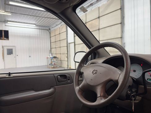 Used 2002 Dodge Caravan SE image 70