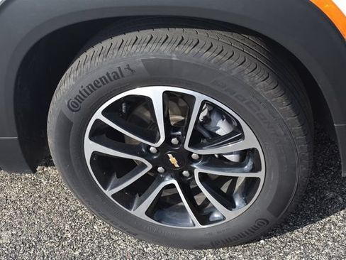 Used 2025 Chevrolet TrailBlazer LT w/ LT Cold Weather Package FWD image 11
