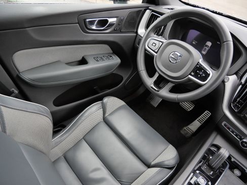 Used 2022 Volvo XC60 B6 R-Design w/ Advanced Package image 9