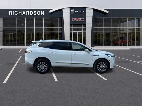 Used 2024 Buick Enclave Essence AWD/4WD image 7