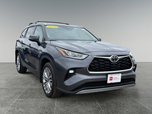 Certified 2025 Toyota Highlander Platinum AWD/4WD image 7