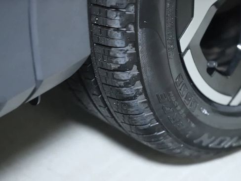 Certified 2025 Volkswagen Tiguan SE image 35