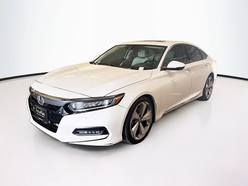 Used 2018 Honda Accord Touring image 3