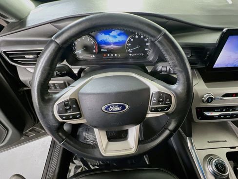 Used 2021 Ford Explorer XLT w/ Equipment Group 202A AWD/4WD image 11