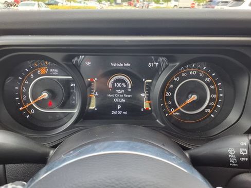 Used 2025 Jeep Wrangler Unlimited Sahara AWD/4WD image 31