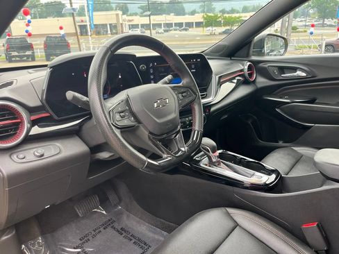 Used 2024 Chevrolet Trax RS w/ Sunroof Package FWD image 21
