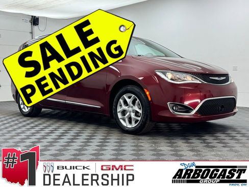 Used 2018 Chrysler Pacifica Touring-L w/ Advanced Safetytec Group image 1