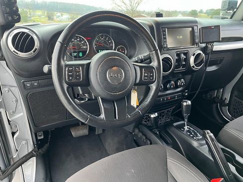 Used 2017 Jeep Wrangler Unlimited Rubicon w/ Connectivity Group image 9