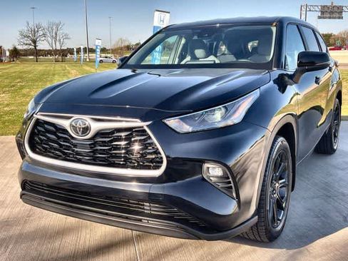 Used 2024 Toyota Highlander LE image 2