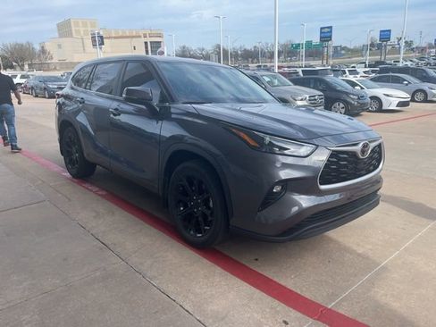 Used 2023 Toyota Highlander LE image 5