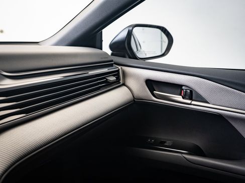 Used 2025 Toyota Camry SE image 31