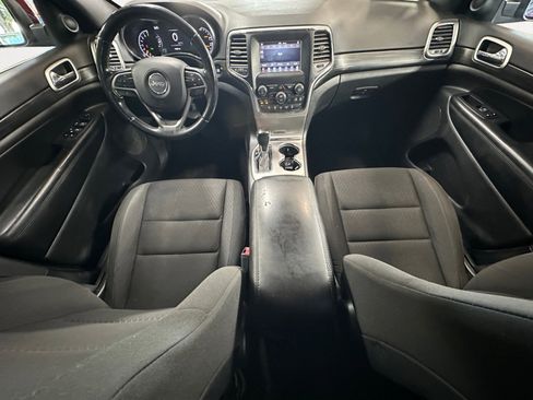 Used 2019 Jeep Grand Cherokee Laredo RWD image 3