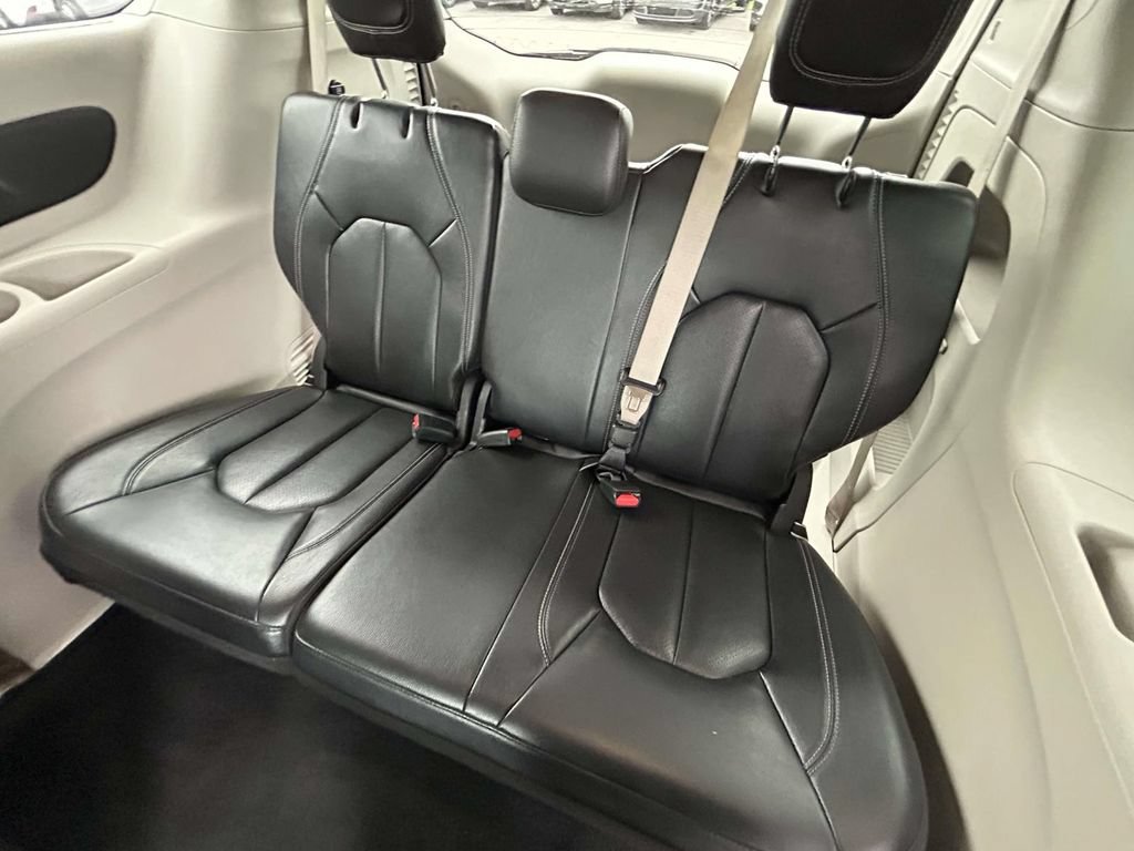 Used 2022 Chrysler Pacifica Touring-L FWD image 12