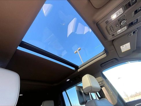 Used 2021 GMC Yukon XL SLT w/ Rear Media and Nav Package image 12