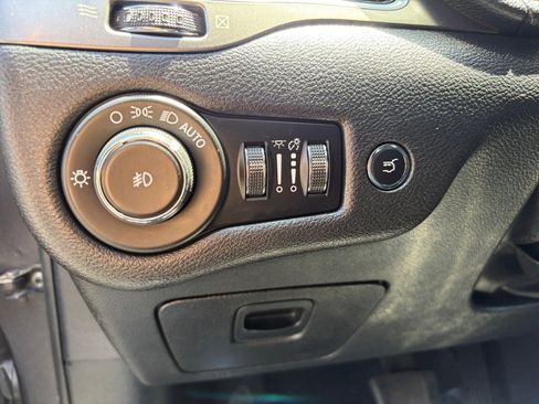 Used 2020 Jeep Cherokee Limited FWD image 28