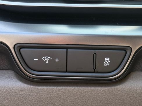 Used 2025 Kia Carnival FWD image 25