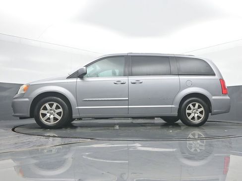 Used 2013 Chrysler Town & Country Touring image 42