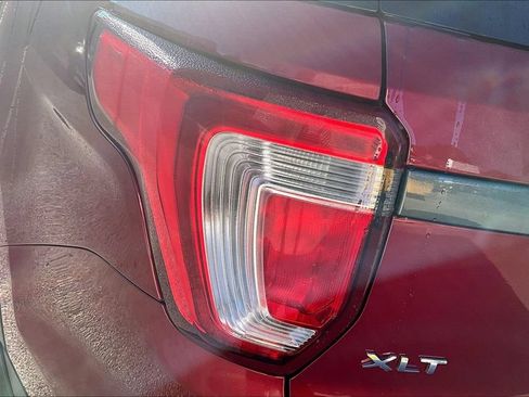 Used 2017 Ford Explorer XLT w/ XLT Technology Feature Bundle AWD/4WD image 23