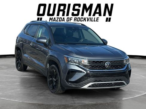 Used 2024 Volkswagen Taos SE image 1