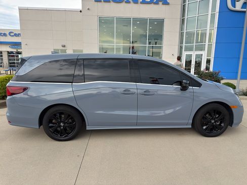 Used 2024 Honda Odyssey Sport image 3