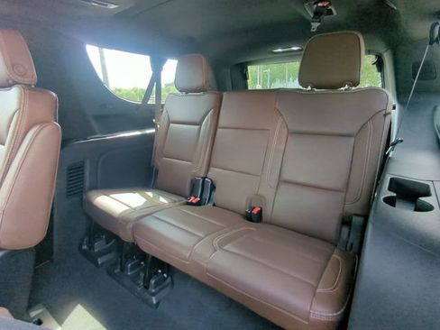 Used 2021 Chevrolet Suburban High Country w/ Premium Package AWD/4WD image 15