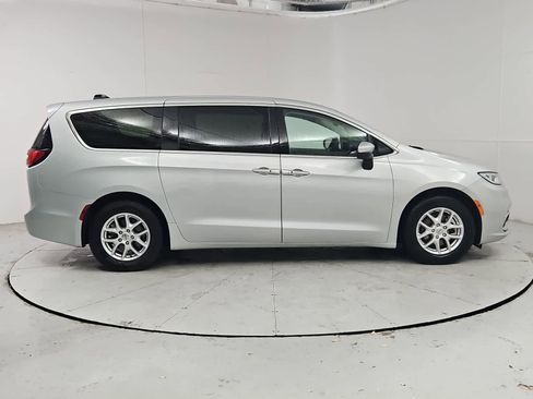 Used 2023 Chrysler Pacifica Touring-L FWD image 7