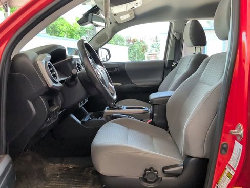 Used 2018 Toyota Tacoma SR5 AWD/4WD image 6