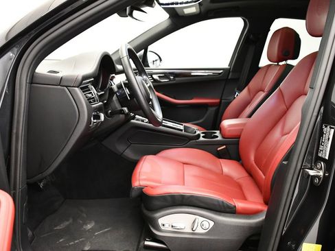 Used 2025 Porsche Macan image 40