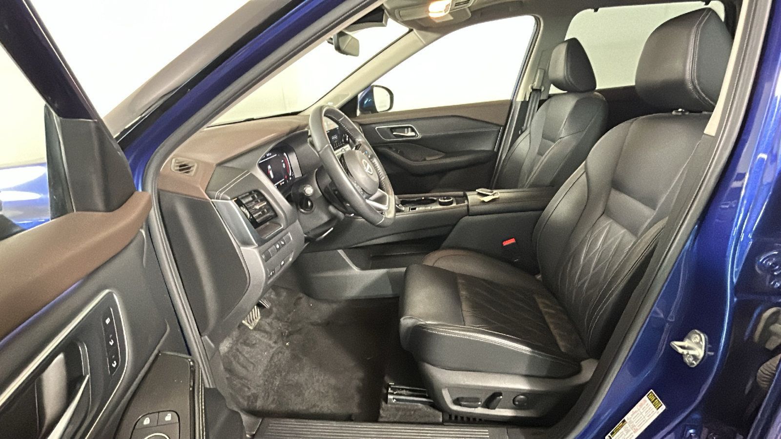 Used 2023 Nissan Rogue Platinum w/ Platinum Premium Package AWD/4WD image 13