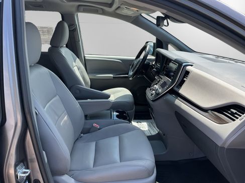 Certified 2018 Toyota Sienna XLE Premium AWD/4WD image 15