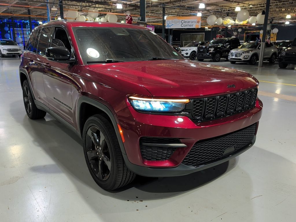 Used 2023 Jeep Grand Cherokee Altitude AWD/4WD image 5