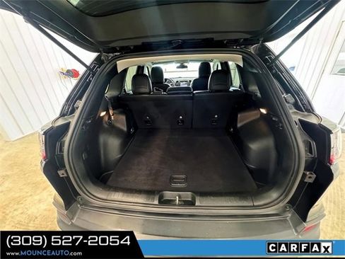 Used 2019 Jeep Cherokee Latitude Plus w/ Cold Weather Group image 9