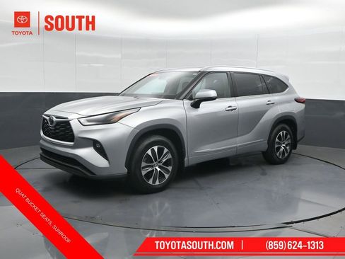 Used 2022 Toyota Highlander XLE AWD/4WD image 7