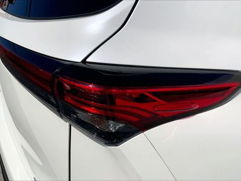 Used 2021 Toyota Highlander XLE FWD image 32