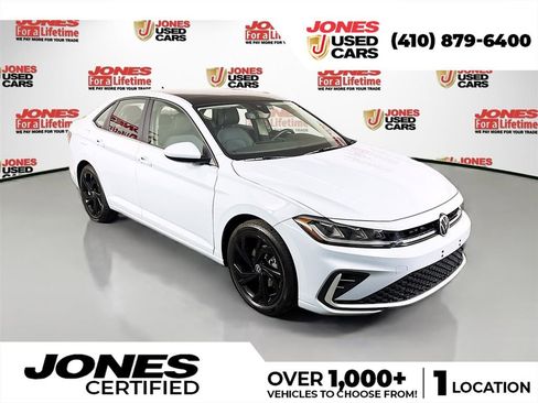 Used 2025 Volkswagen Jetta SE image 1