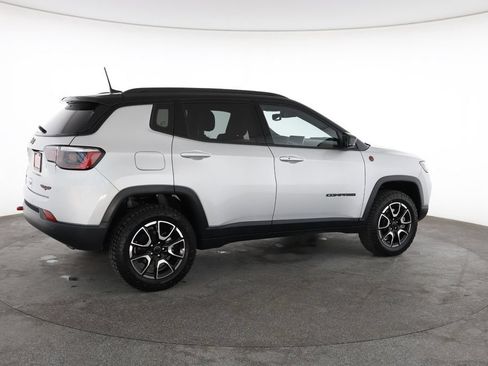 Used 2025 Jeep Compass Trailhawk AWD/4WD image 13