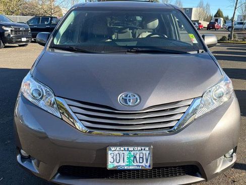 Used 2017 Toyota Sienna XLE Premium image 2