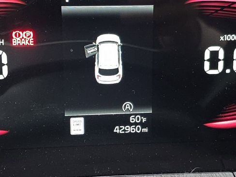 Used 2024 Kia Telluride EX w/ EX Captain's Chair Package image 11