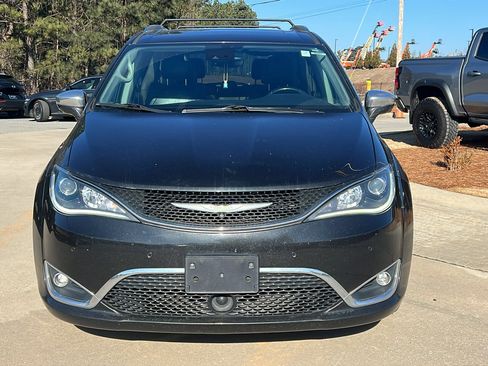 Used 2017 Chrysler Pacifica Limited image 3