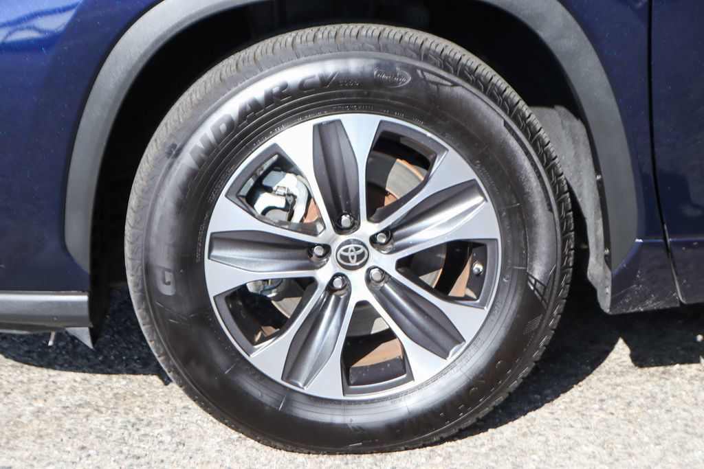 Used 2022 Toyota Highlander XLE FWD image 44