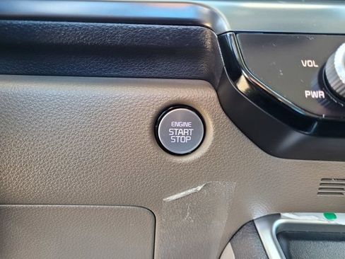 Used 2025 Kia Carnival FWD image 16