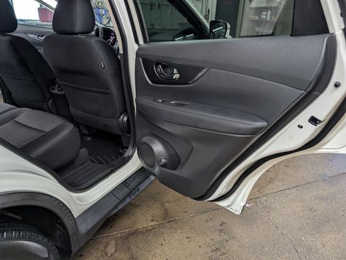 Used 2018 Nissan Rogue SV FWD image 5