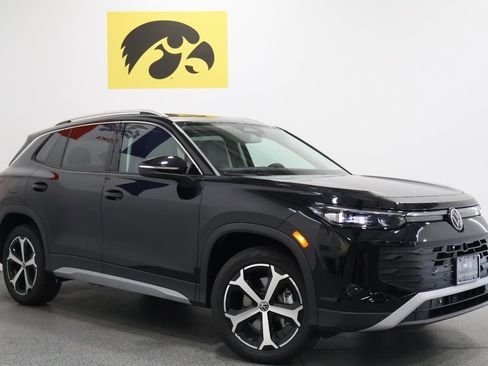 New 2025 Volkswagen Tiguan SE image 2