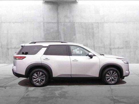 Used 2025 Nissan Pathfinder SV FWD image 5
