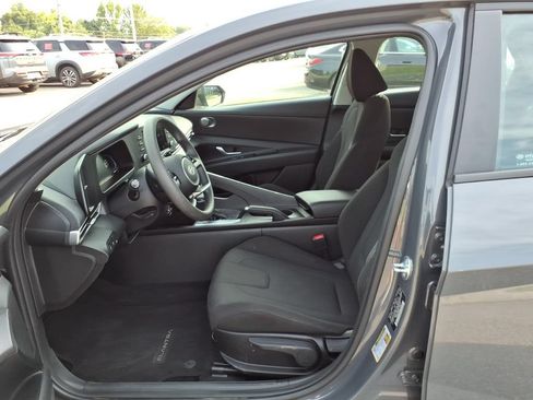 Used 2025 Hyundai Elantra SE FWD image 4
